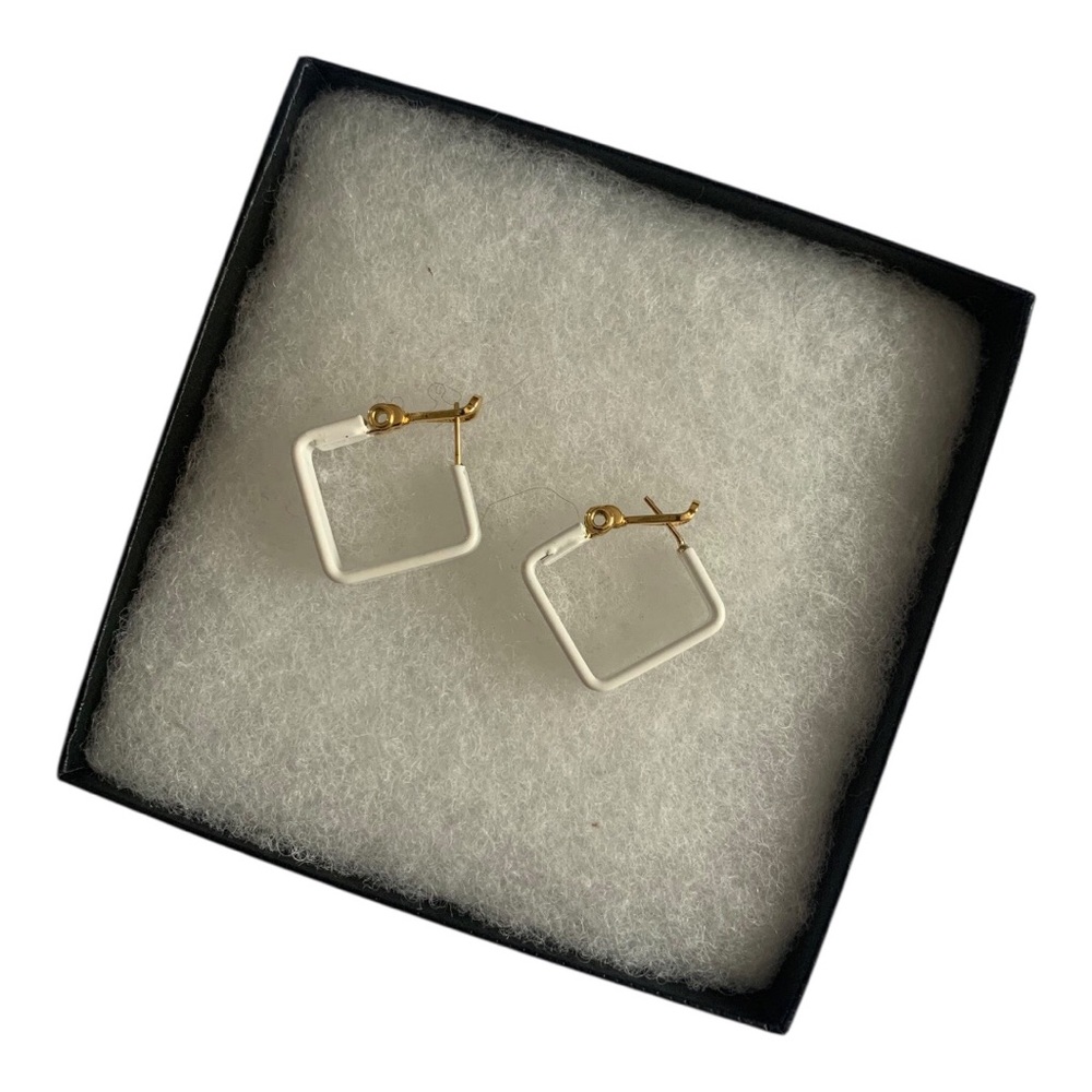 Vintage 60s Monet Pat.pend white and gold-tone geometric Hoop Clip-On Earrings - Picture 2 of 12